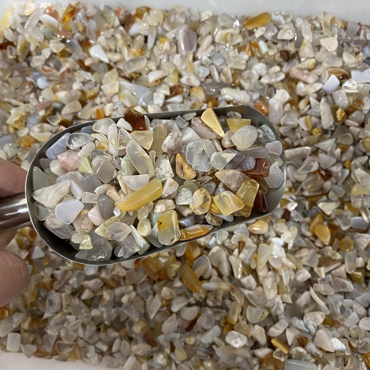 0,5–1,5 cm große zerkleinerte Blütenachatsteine in großen Mengen