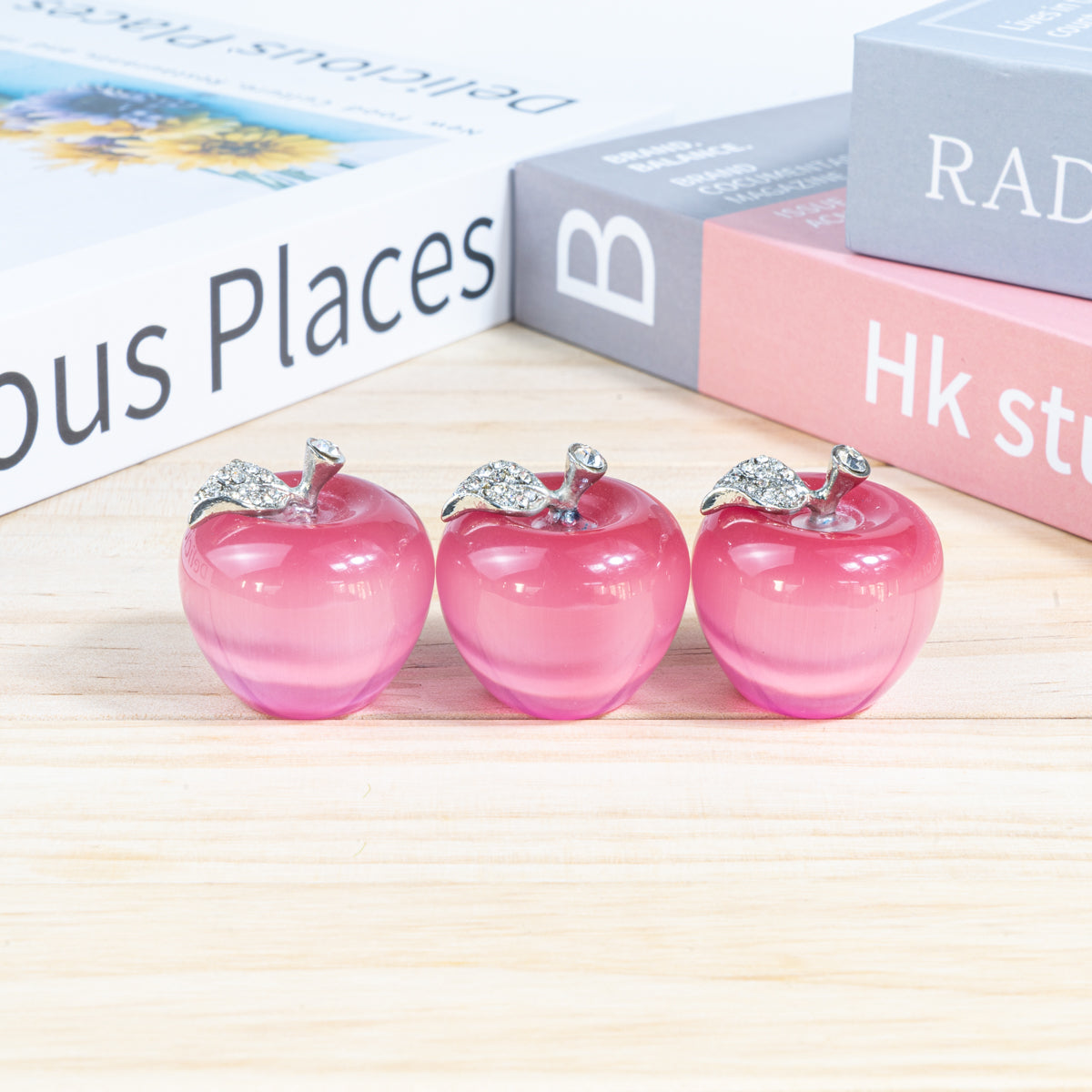 3 cm großer rosa Katzenaugen-Steinapfel in loser Schüttung
