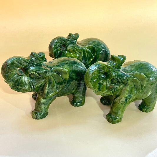 Elefantenschnitzerei aus grüner Jade/Xiu-Jade