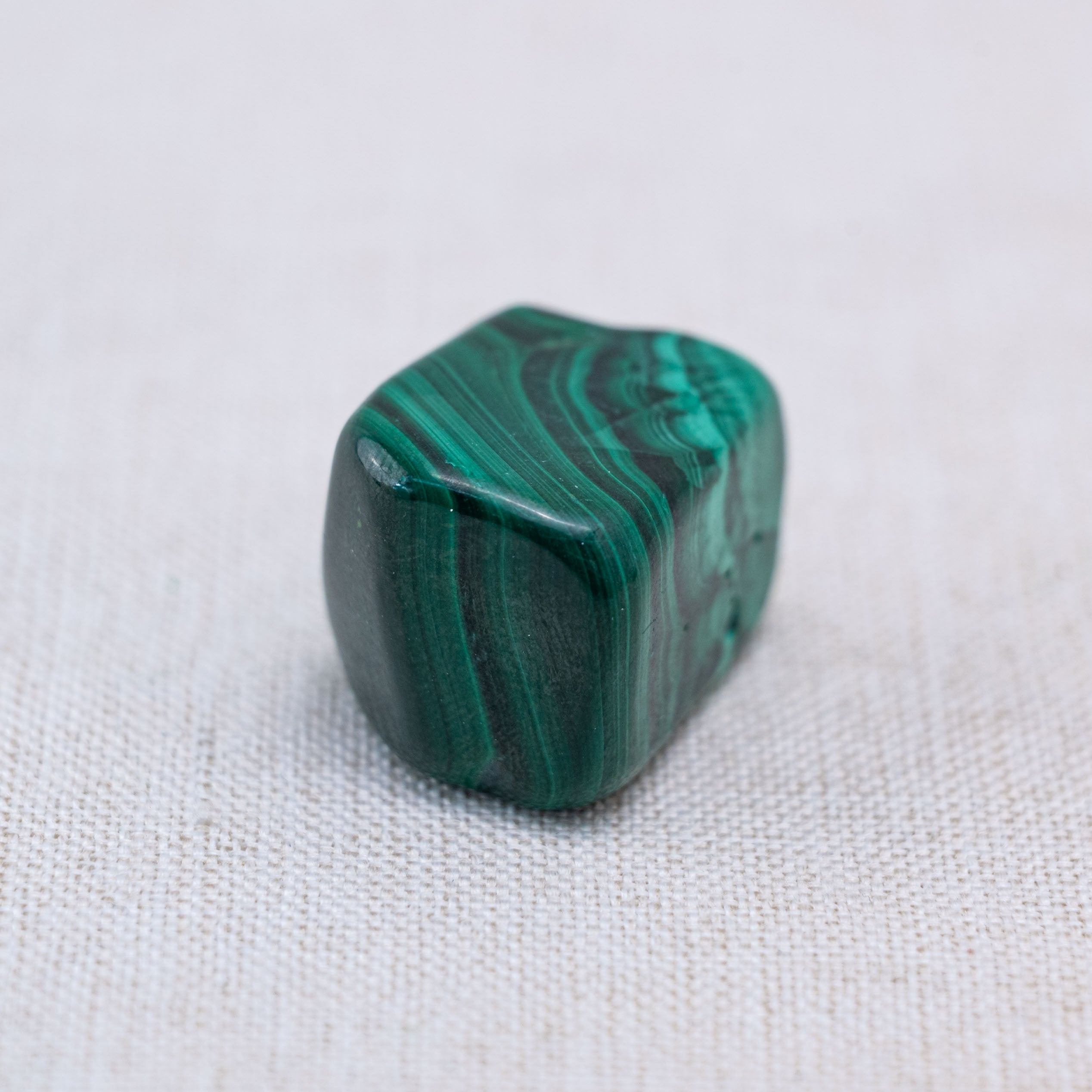 The Malachite Tumbled Stone, with its vibrant colors, is a powerful tool for spiritual insight and clarity.