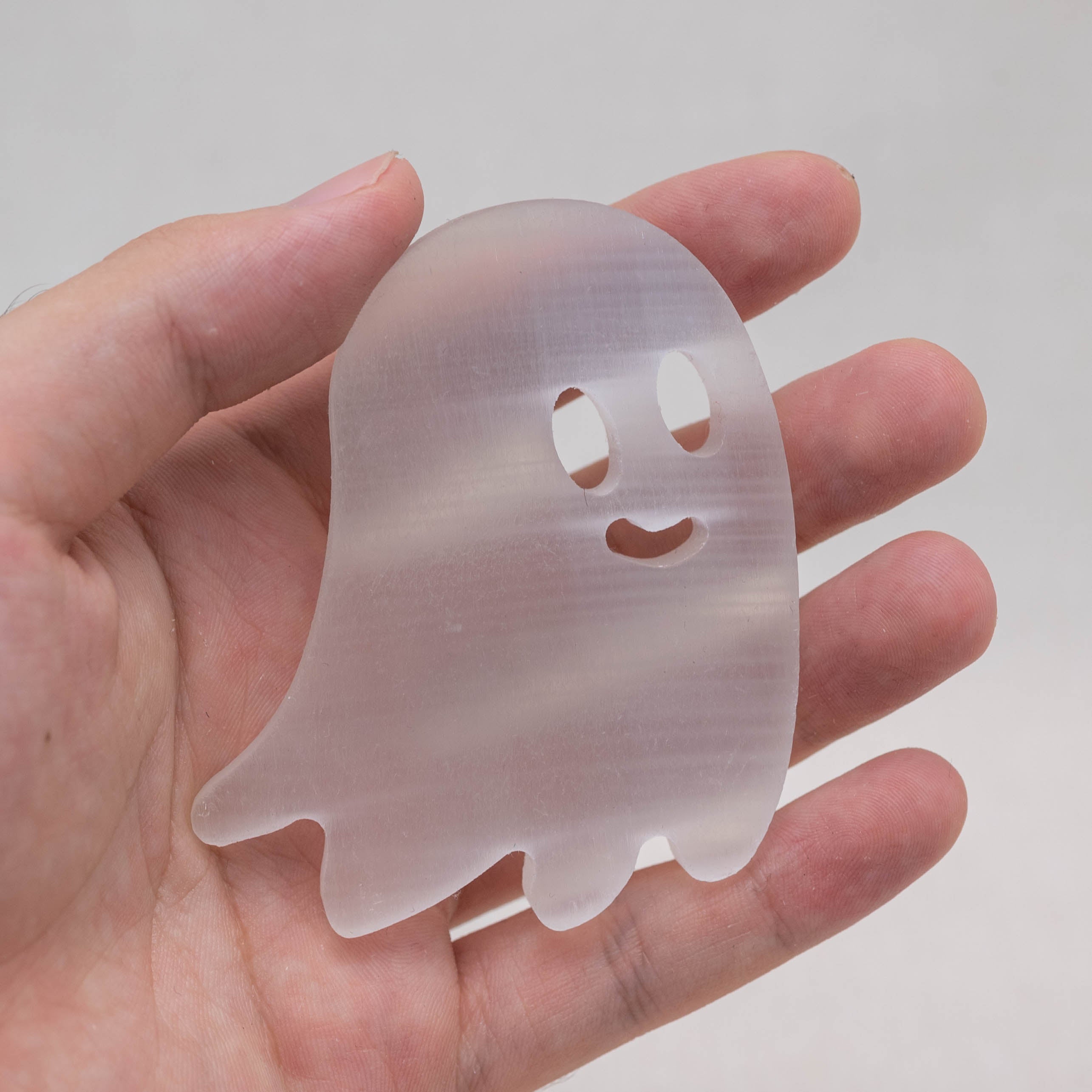 This Selenite Ghost carving creates a calming atmosphere.