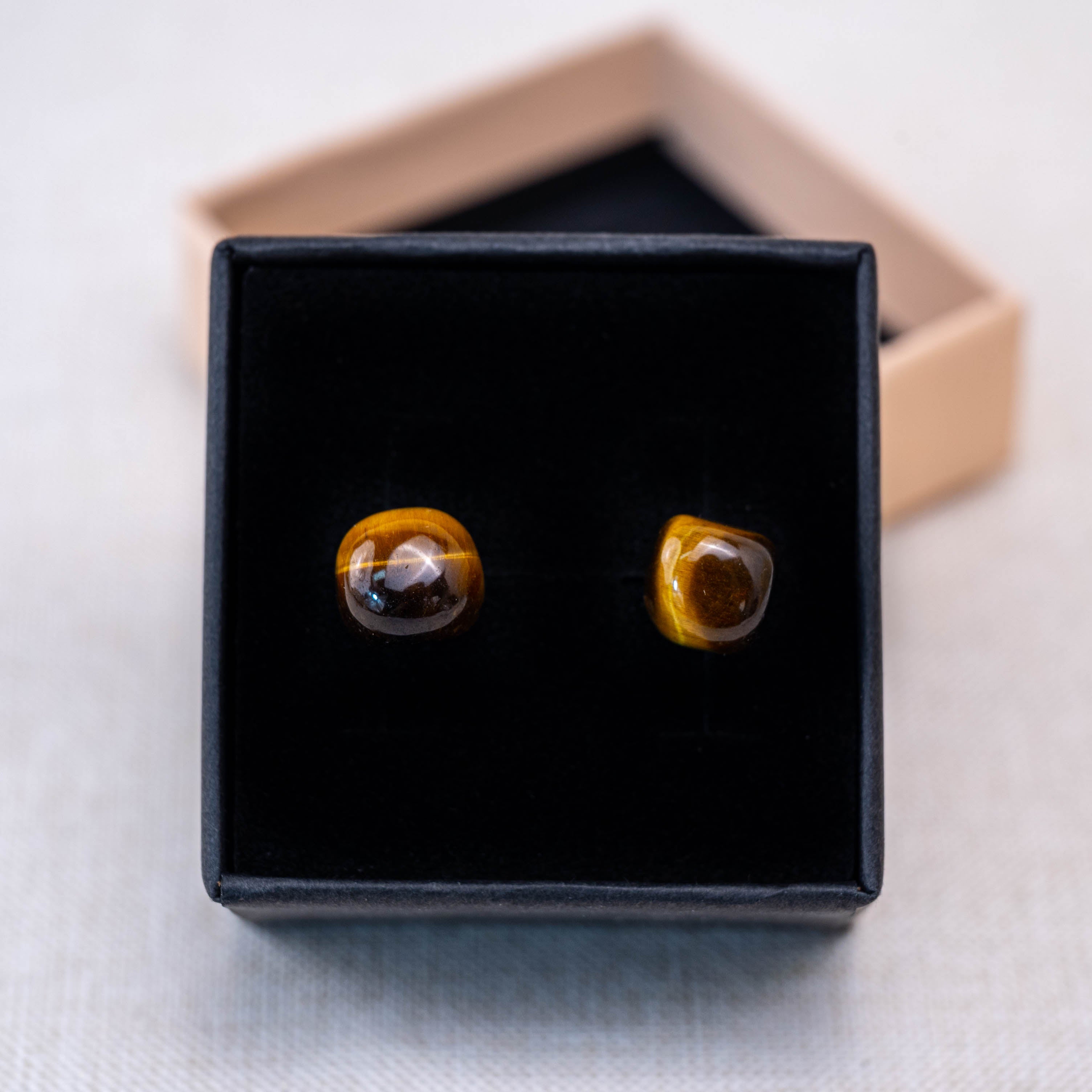 These earrings promote mental clarity and stability, balancing your energy throughout the day.